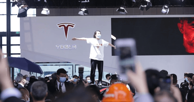 Xitoyda narxlar keskin pasayganidan keyin yuzlab Tesla xaridorlari norozilik namoyishlari uyushtirishdi