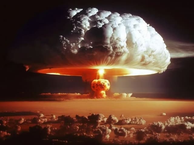 "Qachonki nimadur hamma narsa qila olsa, men xavotirlanaman" - Uorren Baffet sun'iy intellektni atom bombasi yaratish bilan taqqosladi