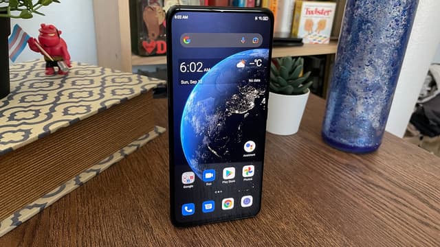 iPhone 14 Pro-ni tanqid qilgan kompaniya kesiksiz va teshiksiz yangi smartfon - ZTE Axon 30S ni e'lon qildi.
